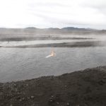 Das erste Bad in geothermal erwärmten Wasser - neues Lavafeld