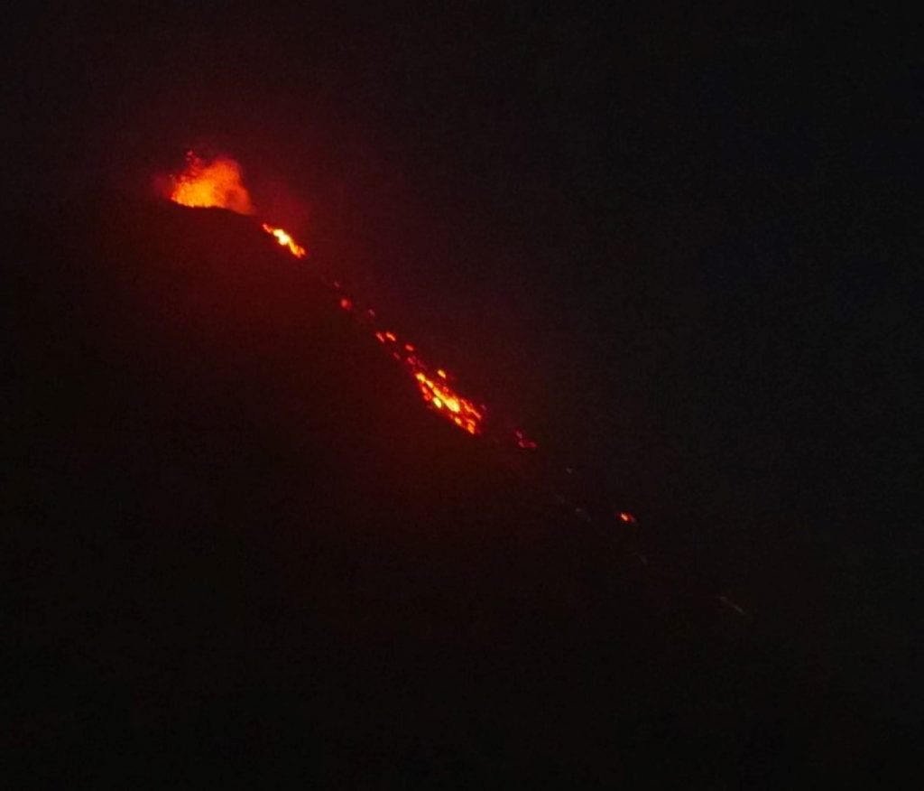 Blick vom Acatenango-Vulkan auf den Feuervulkan in Guatemala