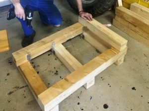 Holzböcke aus Konstruktionsholz ersetzen die Hebebühne