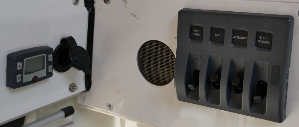 Klappdach-Panel mit Schaltern und 12 V Steckdose