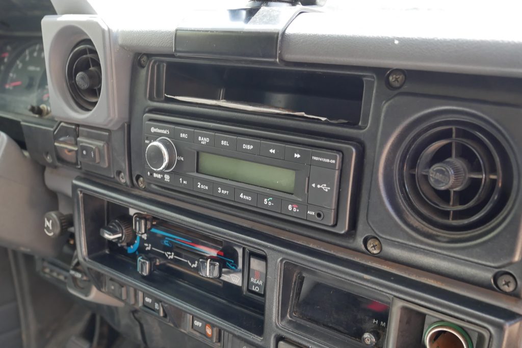Neues Continental Radio in Originalblende mit Fach