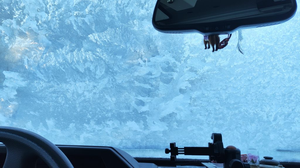Wintercamping: Gefrorene Scheiben im Troopy in Ljungdalen